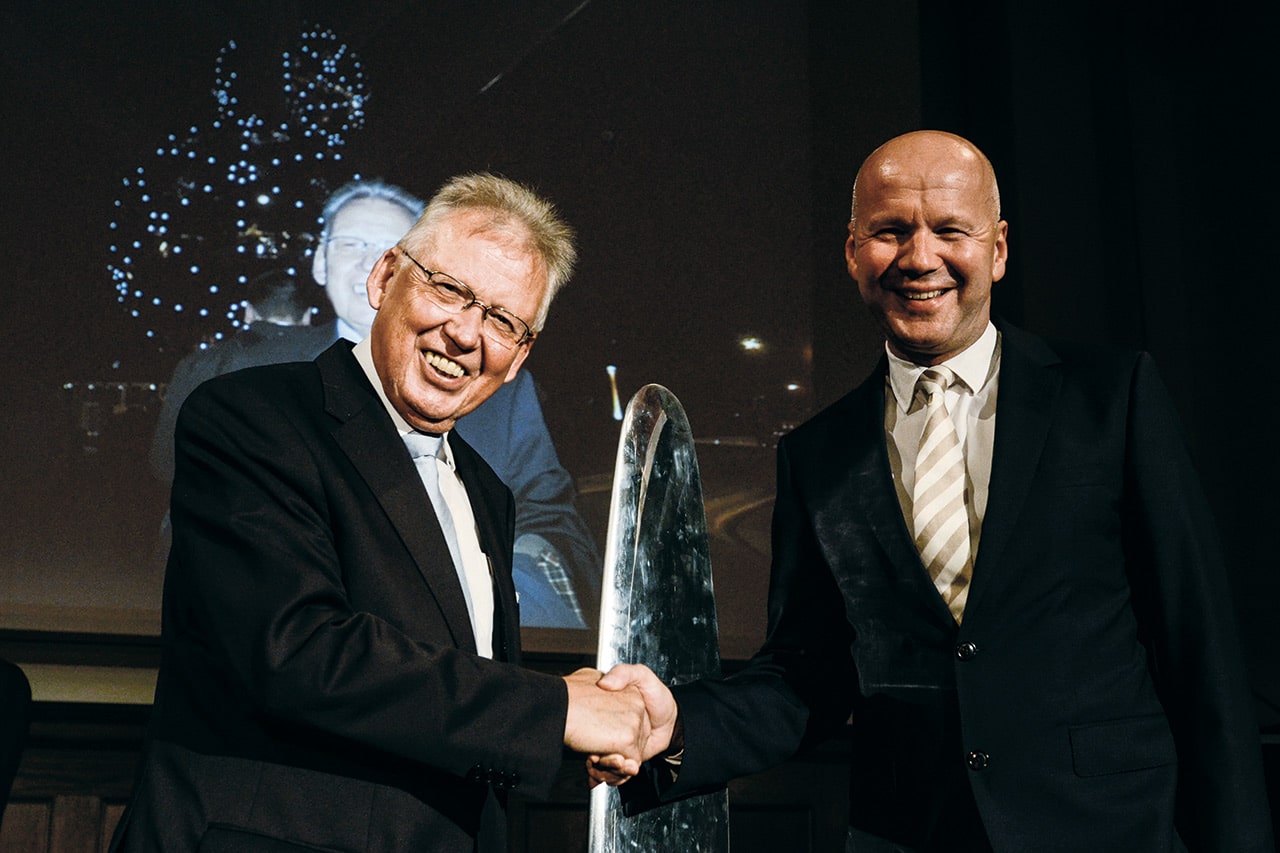 Peter Gatz (re.), der heutige Vorsitzende der GBAA, verabschiedet im Jahr 2014 auf einer Gala in Berlin von Dr. Bernd Gans nach 44 Jahren.